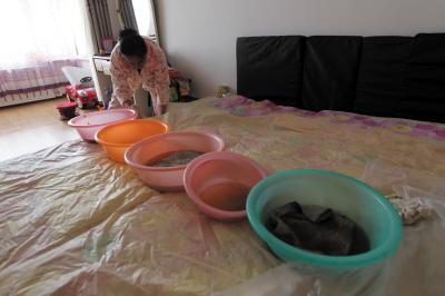 朗县楼上漏水，住户失联，小区没物管，业主维权难！律师来支招……